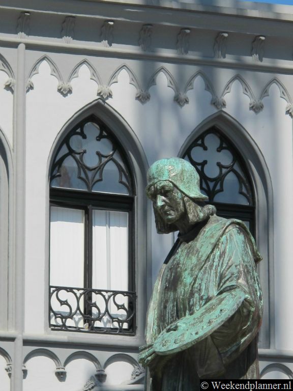 Jeroen Bosch woonde in twee huizen aan de markt in het centrum van Den Bosch. Zijn standbeeld staat voor het huis waar hij opgroeide. Later woonde hij in het pand op Markt 61. Dit is tegenwoordig een kledingwinkel.Tip: De attracties van Den Bosch.